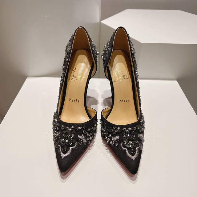 顶级版原版盒 Christian Louboutin 2024s原版做货重工CL 经典刺绣lRAZA高定凉鞋～鞋面: 独特手工刺绣工艺，精致又唯美，白色的缎面搭