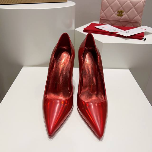 顶级版原版盒 Christian Louboutin s原版做货重工CL女王权杖红底高跟鞋系～ 鞋面：女王权杖化为鞋跟，以水晶镶嵌，美到极致，出场就是焦点，采用