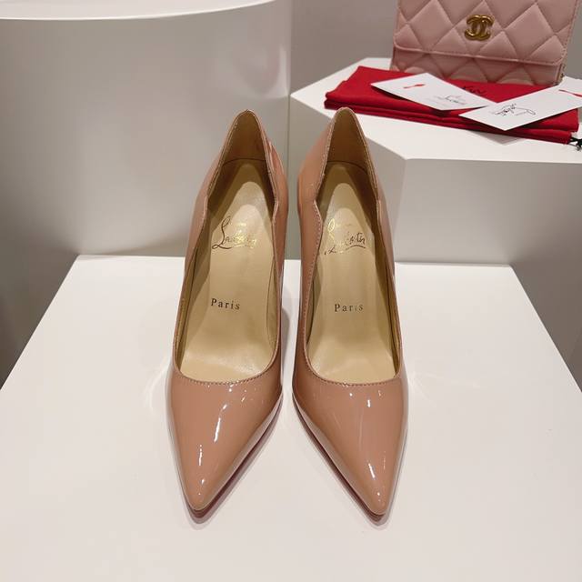 顶级版原版盒 Christian Louboutin s原版做货重工CL女王权杖红底高跟鞋系～ 鞋面：女王权杖化为鞋跟，以水晶镶嵌，美到极致，出场就是焦点，采用