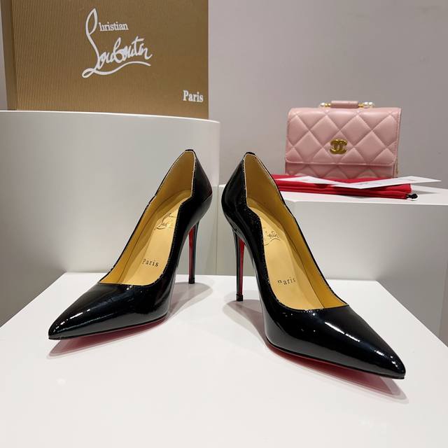 顶级版原版盒 Christian Louboutin s原版做货重工CL经典漆皮波浪纹高跟鞋系列～ 鞋面：招牌的侧面波浪纹设计，整体外观设计都带着一点点黑暗的感