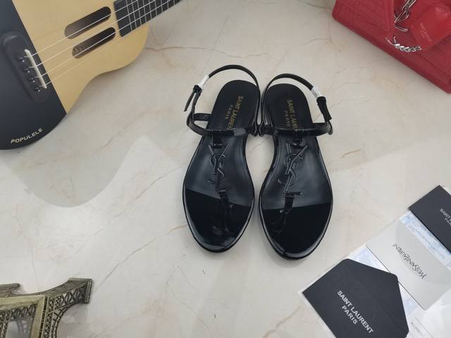 真皮底 Saint Laurent 圣罗兰、平板凉鞋早春专柜同步最新款、YSL、Logo字母扣装饰经典上乘美艳力作 专柜最火春夏系列 兼备气质 时尚 经典耐看的