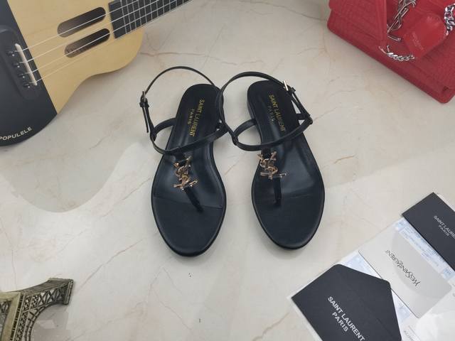真皮底 Saint Laurent 圣罗兰、平板凉鞋早春专柜同步最新款、YSL、Logo字母扣装饰经典上乘美艳力作 专柜最火春夏系列 兼备气质 时尚 经典耐看的