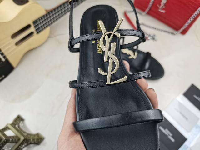 真皮底 Saint Laurent 圣罗兰、平板凉鞋早春专柜同步最新款、YSL、Logo字母扣装饰经典上乘美艳力作 专柜最火春夏系列 兼备气质 时尚 经典耐看的