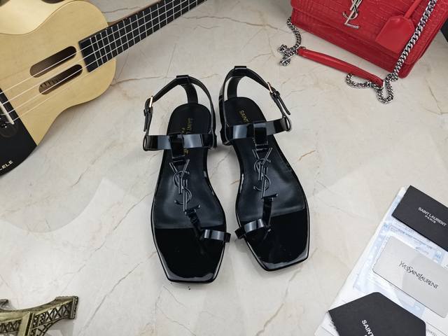 真皮底 Saint Laurent 圣罗兰、平板凉鞋早春专柜同步最新款、YSL、Logo字母扣装饰经典上乘美艳力作 专柜最火春夏系列 兼备气质 时尚 经典耐看的