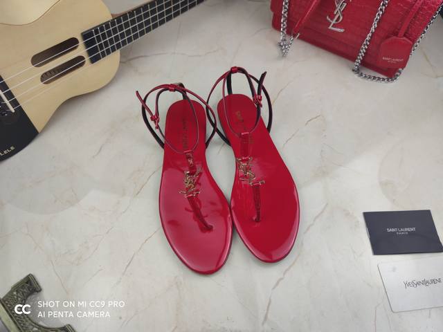 真皮底 Saint Laurent 圣罗兰、平板凉鞋早春专柜同步最新款、YSL、Logo字母扣装饰经典上乘美艳力作 专柜最火春夏系列 兼备气质 时尚 经典耐看的