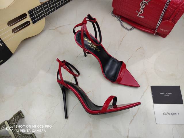 真皮底 Saint Laurent 圣罗兰、一字带凉鞋早春专柜同步最新款、YSL、经典上乘美艳力作 专柜最火春夏系列 兼备气质 时尚 经典耐看的设计风格 上脚效