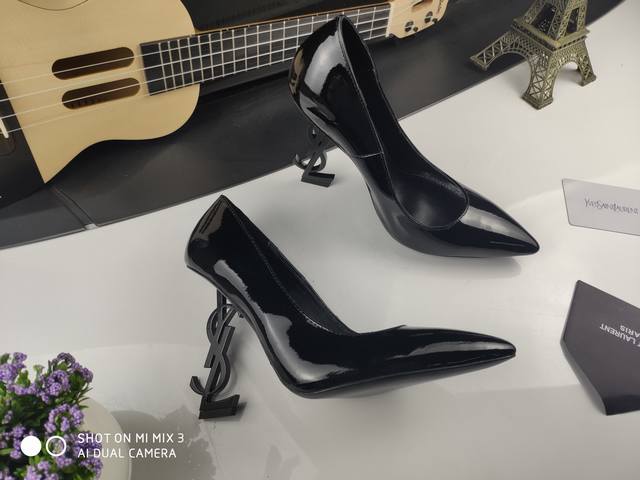 真皮底 最新款顶级版本 Saint Laurent YSL 圣罗兰logo跟高跟单鞋今年必定俘虏无数美女的一款 后带完美的露肤度更显得白显瘦，经典时尚百搭款 低