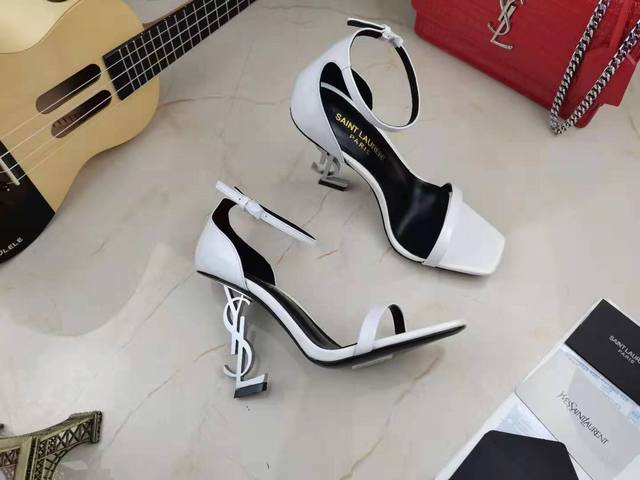 真皮底 可订做橡胶底 顶级原版复制 Saint Laurent 最新推出的 Opyum sandals 凉鞋，它和经典的 Opyum heels 鞋款类似，YS