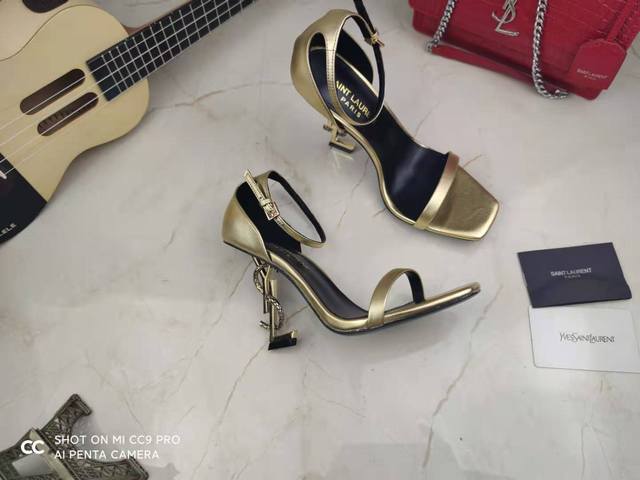 真皮底 可订做橡胶底 顶级原版复制 Saint Laurent 最新推出的 Opyum sandals 凉鞋，它和经典的 Opyum heels 鞋款类似，YS