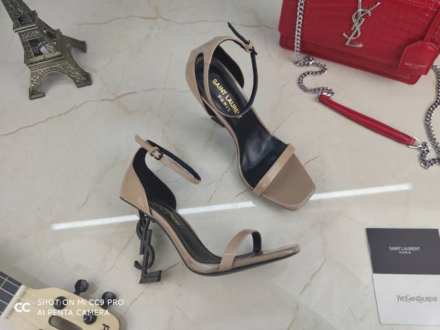 真皮底 可订做橡胶底 顶级原版复制 Saint Laurent 最新推出的 Opyum sandals 凉鞋，它和经典的 Opyum heels 鞋款类似，YS