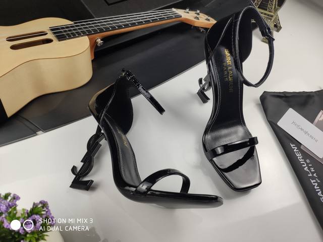 真皮底 可订做橡胶底 顶级原版复制 Saint Laurent 最新推出的 Opyum sandals 凉鞋，它和经典的 Opyum heels 鞋款类似，YS