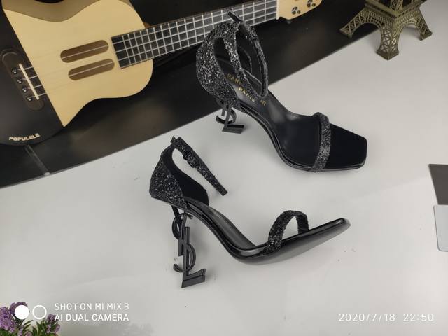 真皮底 可订做橡胶底 顶级原版复制 Saint Laurent 最新推出的 Opyum sandals 凉鞋，它和经典的 Opyum heels 鞋款类似，YS