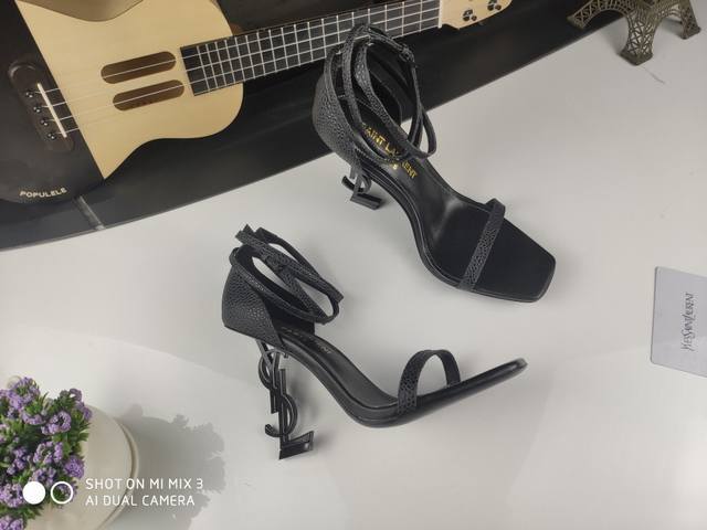 真皮底 可订做橡胶底 顶级原版复制 Saint Laurent 最新推出的 Opyum sandals 凉鞋，它和经典的 Opyum heels 鞋款类似，YS