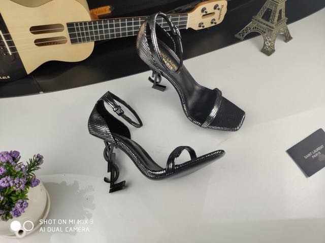 真皮底 可订做橡胶底 顶级原版复制 Saint Laurent 最新推出的 Opyum sandals 凉鞋，它和经典的 Opyum heels 鞋款类似，YS