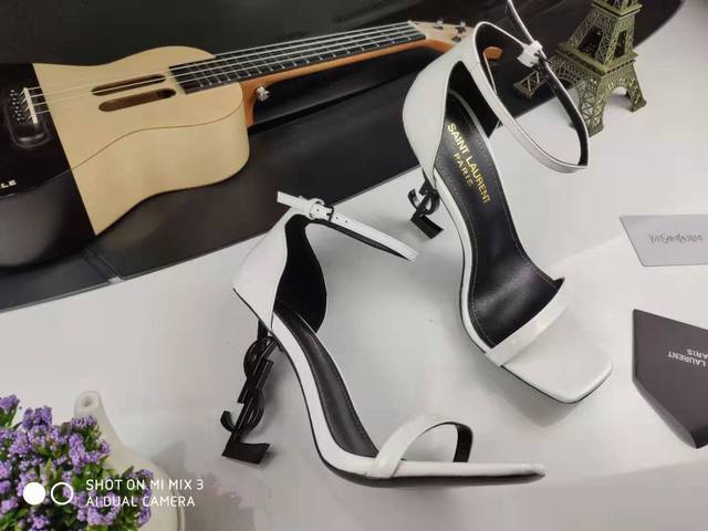 真皮底 可订做橡胶底 顶级原版复制 Saint Laurent 最新推出的 Opyum sandals 凉鞋，它和经典的 Opyum heels 鞋款类似，YS