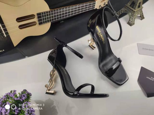 真皮底 可订做橡胶底 顶级原版复制 Saint Laurent 最新推出的 Opyum sandals 凉鞋，它和经典的 Opyum heels 鞋款类似，YS