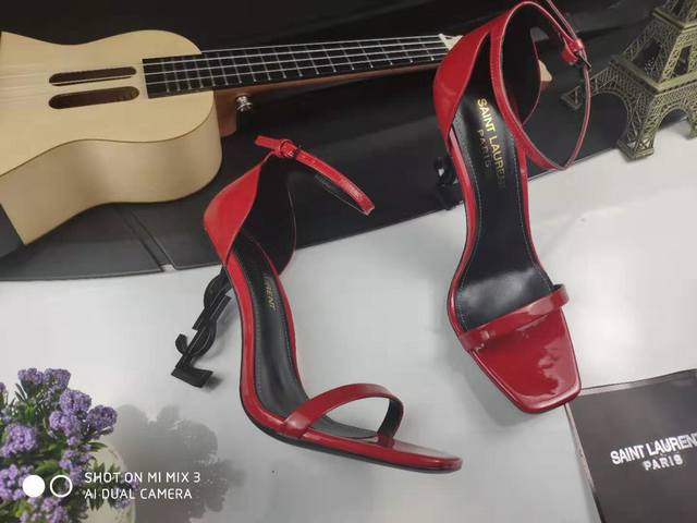 真皮底 可订做橡胶底 顶级原版复制 Saint Laurent 最新推出的 Opyum sandals 凉鞋，它和经典的 Opyum heels 鞋款类似，YS