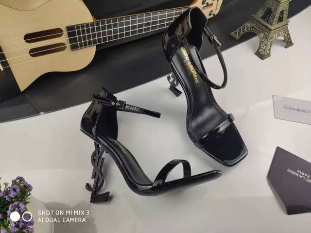 真皮底 可订做橡胶底 顶级原版复制 Saint Laurent 最新推出的 Opyum sandals 凉鞋，它和经典的 Opyum heels 鞋款类似，YS