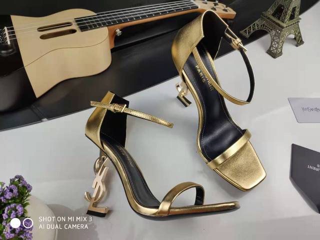 真皮底 可订做橡胶底 顶级原版复制 Saint Laurent 最新推出的 Opyum sandals 凉鞋，它和经典的 Opyum heels 鞋款类似，YS