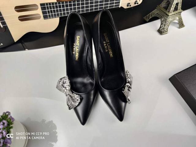 真皮底 Saint Laurent 圣罗兰、细跟高跟鞋早春专柜同步最新款、YSL、蝴蝶结装饰经典上乘美艳力作 专柜最火春夏系列 兼备气质 时尚 经典耐看的设计风