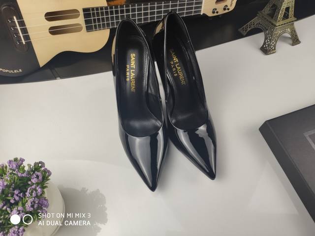 真皮底 Saint Laurent 圣罗兰、细跟高跟鞋早春专柜同步最新款、YSL经典上乘美艳力作 专柜最火春夏系列 兼备气质 时尚 经典耐看的设计风格 上脚效果