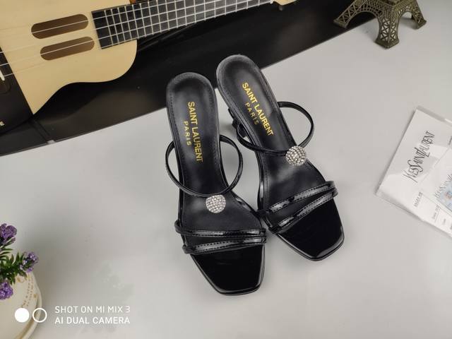真皮底 Saint Laurent 圣罗兰、YSL跟水晶钻凉鞋早春专柜同步最新款、YSL、Logo字母跟装饰经典上乘美艳力作 专柜最火春夏系列 兼备气质 时尚
