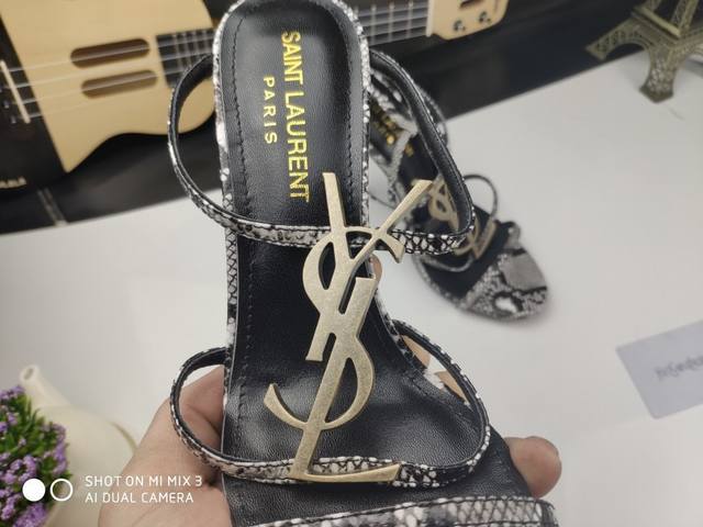 真皮底 Saint Laurent 圣罗兰、一字带凉鞋早春专柜同步最新款、YSL、Logo字母扣装饰经典上乘美艳力作 专柜最火春夏系列 兼备气质 时尚 经典耐看
