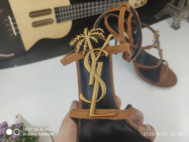 真皮底 Saint Laurent 圣罗兰、一字带凉鞋早春专柜同步最新款、YSL、Logo字母扣装饰经典上乘美艳力作 专柜最火春夏系列 兼备气质 时尚 经典耐看