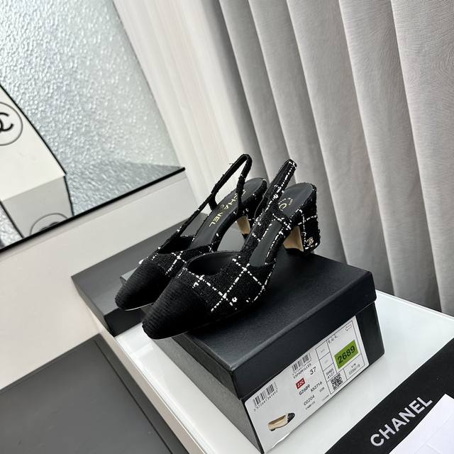 chan*l经典slingback小香后空凉鞋！就像coco香奈儿女士说的：流行稍纵即逝，但风格永存！这双后空鞋就是香家经典中的经典！双色搭配，简约精致，专柜里