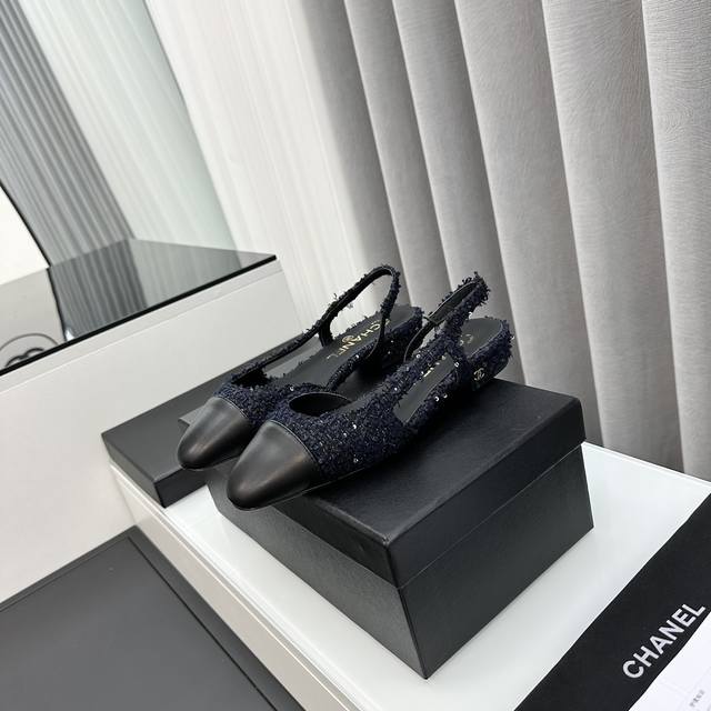 chan*l经典slingback小香后空凉鞋！就像coco香奈儿女士说的：流行稍纵即逝，但风格永存！这双后空鞋就是香家经典中的经典！双色搭配，简约精致，专柜里