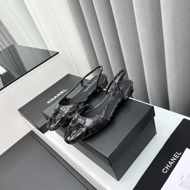 chan*l经典slingback就像coco香奈儿女士说的：流行稍纵即逝，但风格永存！这双后空鞋就是香家经典中的经典！双色搭配，简约精致，专柜里的万能长青款，