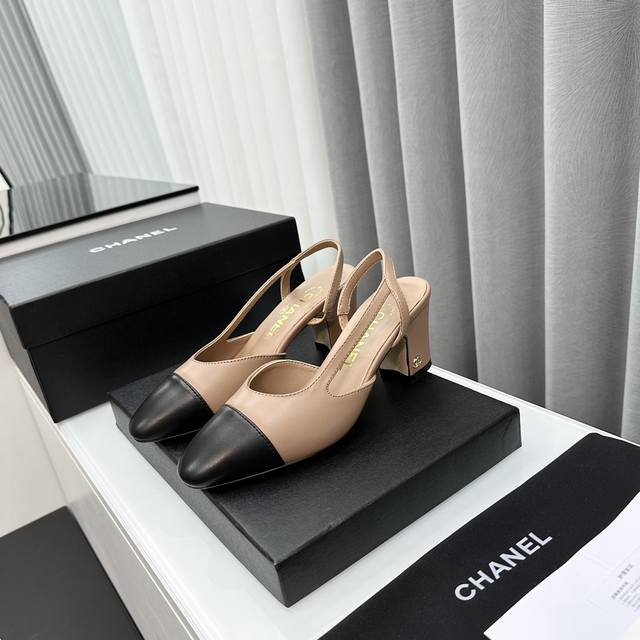 chan*l经典slingback小香后空凉鞋！就像coco香奈儿女士说的：流行稍纵即逝，但风格永存！这双后空鞋就是香家经典中的经典！双色搭配，简约精致，专柜里