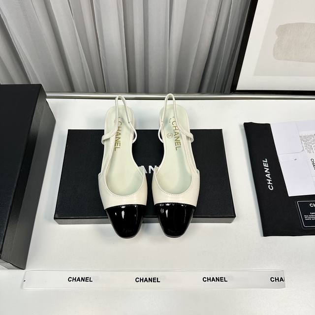 chan*l经典slingback小香后空凉鞋！就像coco香奈儿女士说的：流行稍纵即逝，但风格永存！这双后空鞋就是香家经典中的经典！双色搭配，简约精致，专柜里