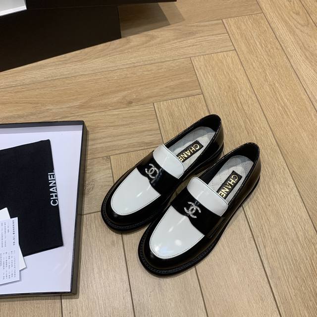 小香爆品乐福鞋新品，小香2025早秋新款乐福鞋，蜡牛皮带来无与伦比的质感，经典版型搭配精致饰扣，25秋冬绝美乐福！欢迎随意对比！带给您正品级脚感 材质 鞋面：原