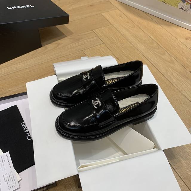 小香爆品乐福鞋新品，小香2025早秋新款乐福鞋，蜡牛皮带来无与伦比的质感，经典版型搭配精致饰扣，25秋冬绝美乐福！欢迎随意对比！带给您正品级脚感 材质 鞋面：原