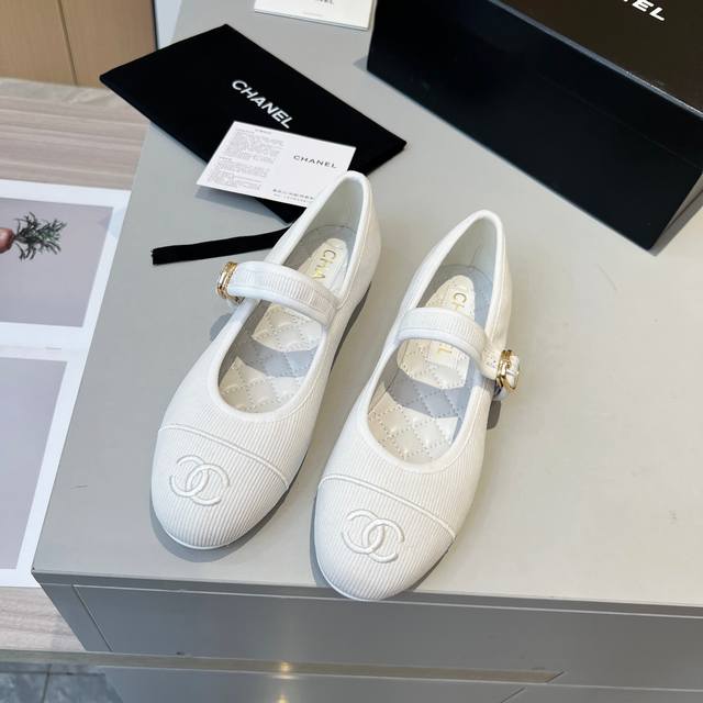 CHANEL2025春夏新款，玛丽珍皮 布面香奈儿小香C家 25 早春走秀款平底单鞋 舒适玛丽珍鞋 走秀高级成衣定制主打灯芯绒斜纹拼接面料 简约又不失甜美俏皮