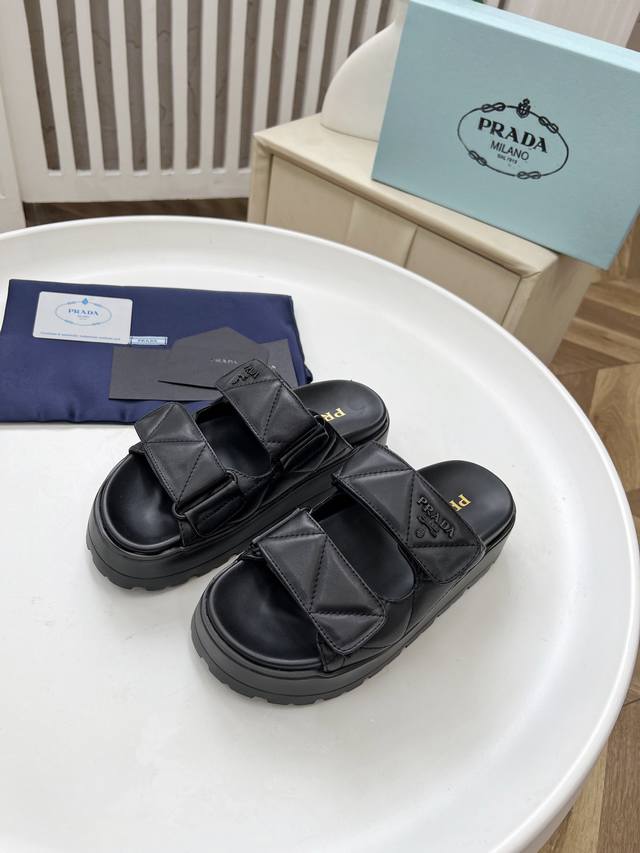 Prada 普拉达25ss夏季新款情侣款沙滩厚底勃肯凉鞋这个鞋型真的属于经典不会过时的设计而且符合当下大家这种追求舒适，健康的穿着理念，被很多国内外的明星，时尚