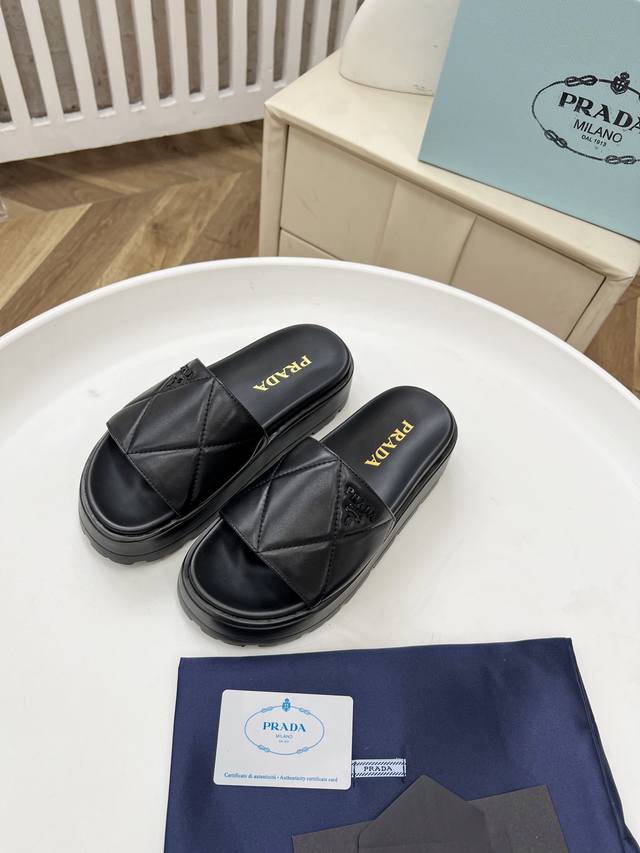 Prada 普拉达25ss夏季新款情侣款沙滩厚底勃肯凉鞋这个鞋型真的属于经典不会过时的设计而且符合当下大家这种追求舒适，健康的穿着理念，被很多国内外的明星，时尚