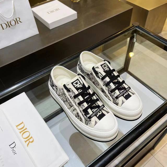 已出货，已出货 Dior爆款老花厚底刺绣 元，女神款 Dior2025年大爆款，鞋面继承经典老花系列，内里羊皮，牛皮垫脚，橡胶大底轻便，大底厚5cm,让你立刻变
