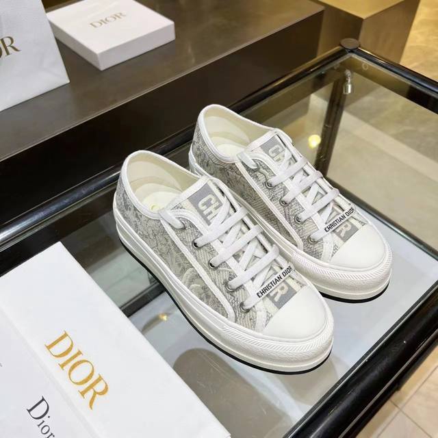 已出货，已出货 Dior爆款老花厚底刺绣 元，女神款 Dior2025年大爆款，鞋面继承经典老花系列，内里羊皮，牛皮垫脚，橡胶大底轻便，大底厚5cm,让你立刻变