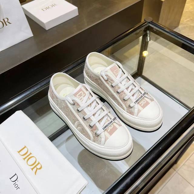 已出货，已出货 Dior爆款老花厚底刺绣 元，女神款 Dior2025年大爆款，鞋面继承经典老花系列，内里羊皮，牛皮垫脚，橡胶大底轻便，大底厚5cm,让你立刻变