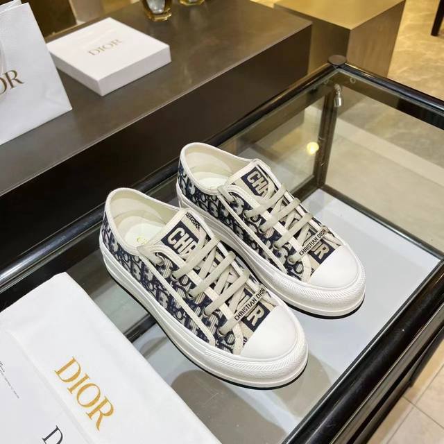 已出货，已出货 Dior爆款老花厚底刺绣 元，女神款 Dior2025年大爆款，鞋面继承经典老花系列，内里羊皮，牛皮垫脚，橡胶大底轻便，大底厚5cm,让你立刻变