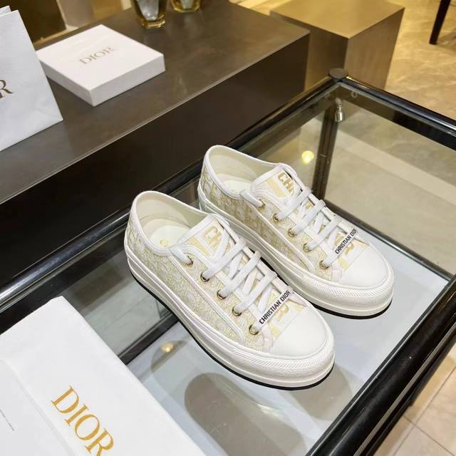 已出货，已出货 Dior爆款老花厚底刺绣 元，女神款 Dior2025年大爆款，鞋面继承经典老花系列，内里羊皮，牛皮垫脚，橡胶大底轻便，大底厚5cm,让你立刻变