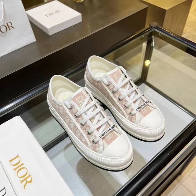 已出货，已出货 Dior爆款老花厚底刺绣 元，女神款 Dior2025年大爆款，鞋面继承经典老花系列，内里羊皮，牛皮垫脚，橡胶大底轻便，大底厚5cm,让你立刻变