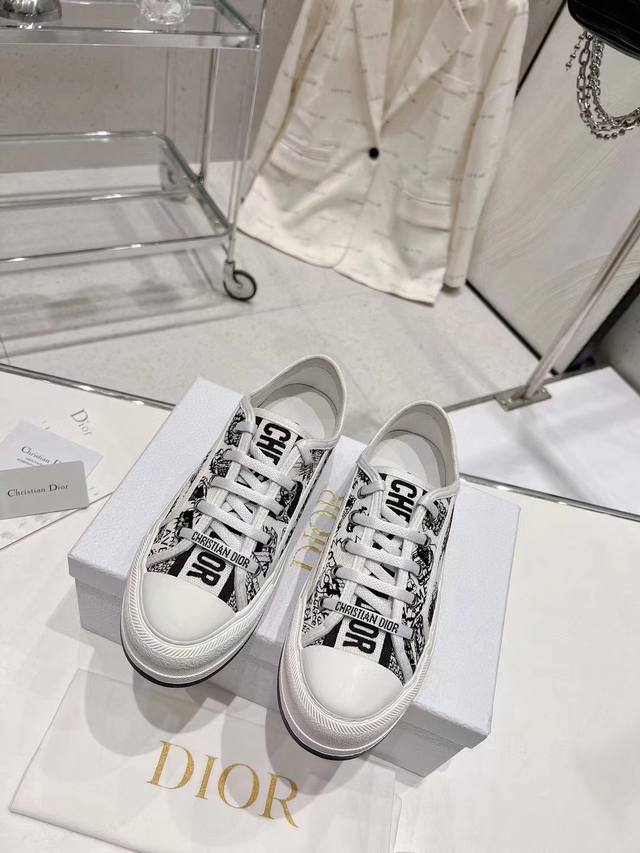 Dior迪奥Walk'n系列 老花 刺绣 厚底帆布鞋 休闲运动鞋 元原版购入开发 做货 这款 Walk'n'Dior 厚底运动鞋是一款时尚单品，提升该系列的格调