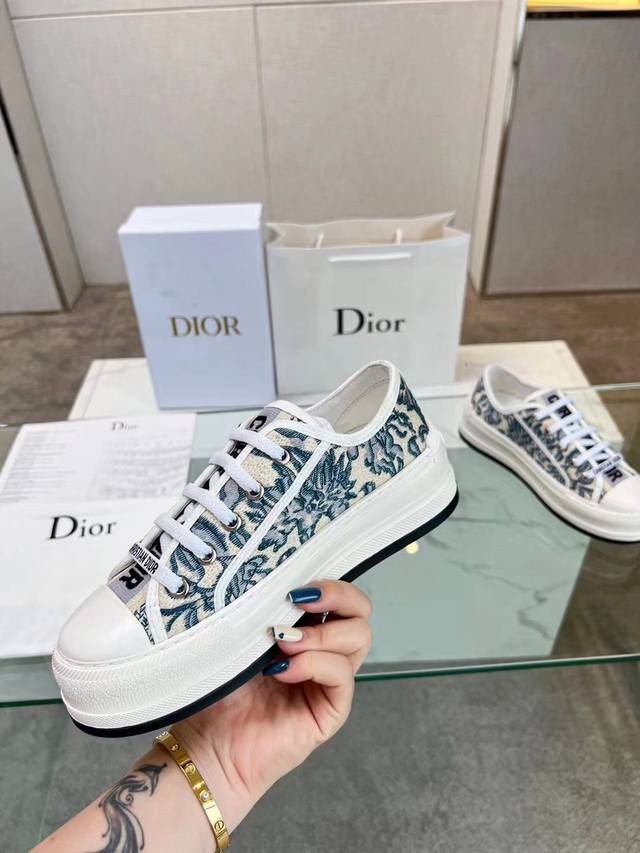 Dior迪奥2025Walk'n系列 老花 刺绣 厚底帆布鞋 休闲运动鞋 元 原版购入开发 做货 这款 Walk'n'Dior 厚底运动鞋是一款时尚单品，提升该