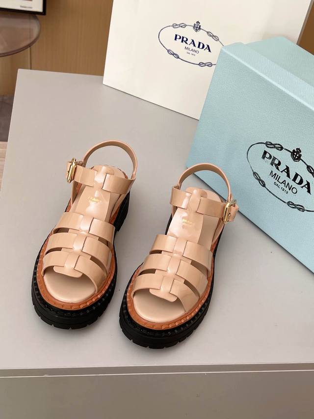 PRADA 普拉达 25ss 春夏新款 凉鞋简单的设计大概就是它最让人喜欢的点 不是烂大街的那种 很有自己的品牌个性面料采用小牛皮 内里垫脚混种羊皮 跟高：4.