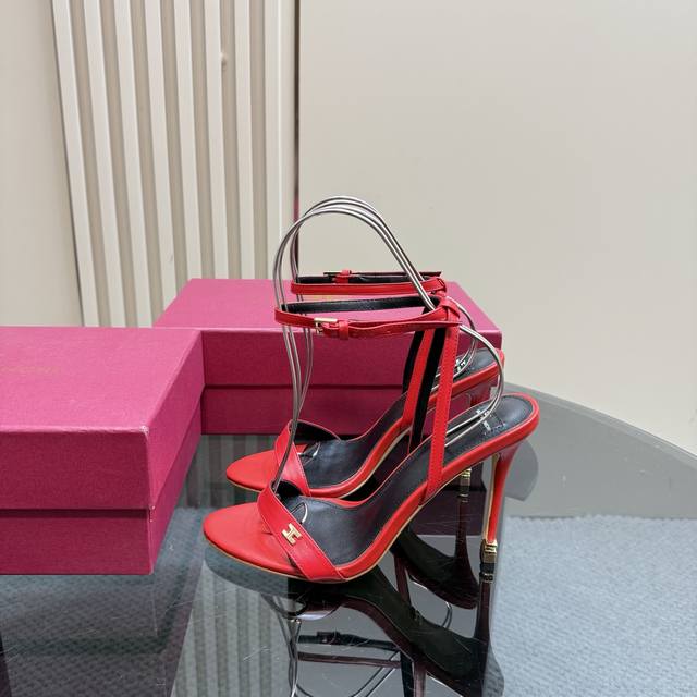 最高版出厂 一个轻奢品牌 Elisabetta FranchiElisabetta Franchi绝美高跟时装秀场凉鞋ELISABETTA FRANCH是来自意