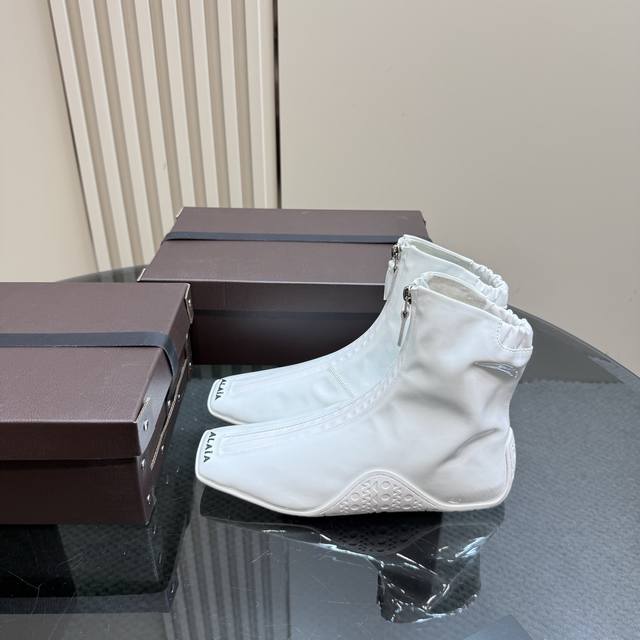 顶级品质网面 皮面 镂空皮面 25 Fw新款ALAIA阿莱亚法式方头 芭蕾舞 网面凉鞋 短靴具有柔美浪漫气息的方头单鞋，传统的芭蕾风格具有了更多施展的可能性，也