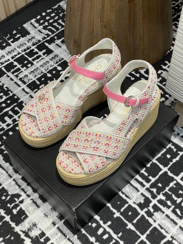 25Ss夏季新款Chane*小香坡跟厚底菱格布面双C钻扣交叉凉鞋这款超适合想要显高腿细的宝宝，是明目张胆的小心机 秒变超模腿这个夏天一定要安排上！鞋面：原版布料